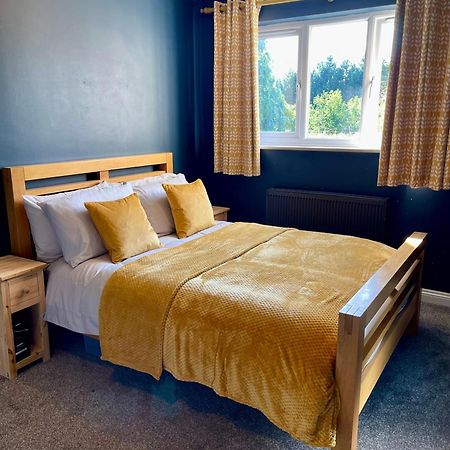 Large 5 Bed Detached House Near Stansted Airport With Parking For 2 Vehicles! Stansted Stays Станстед Маунтфитчет Екстериор снимка