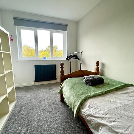 Large 5 Bed Detached House Near Stansted Airport With Parking For 2 Vehicles! Stansted Stays Станстед Маунтфитчет Екстериор снимка