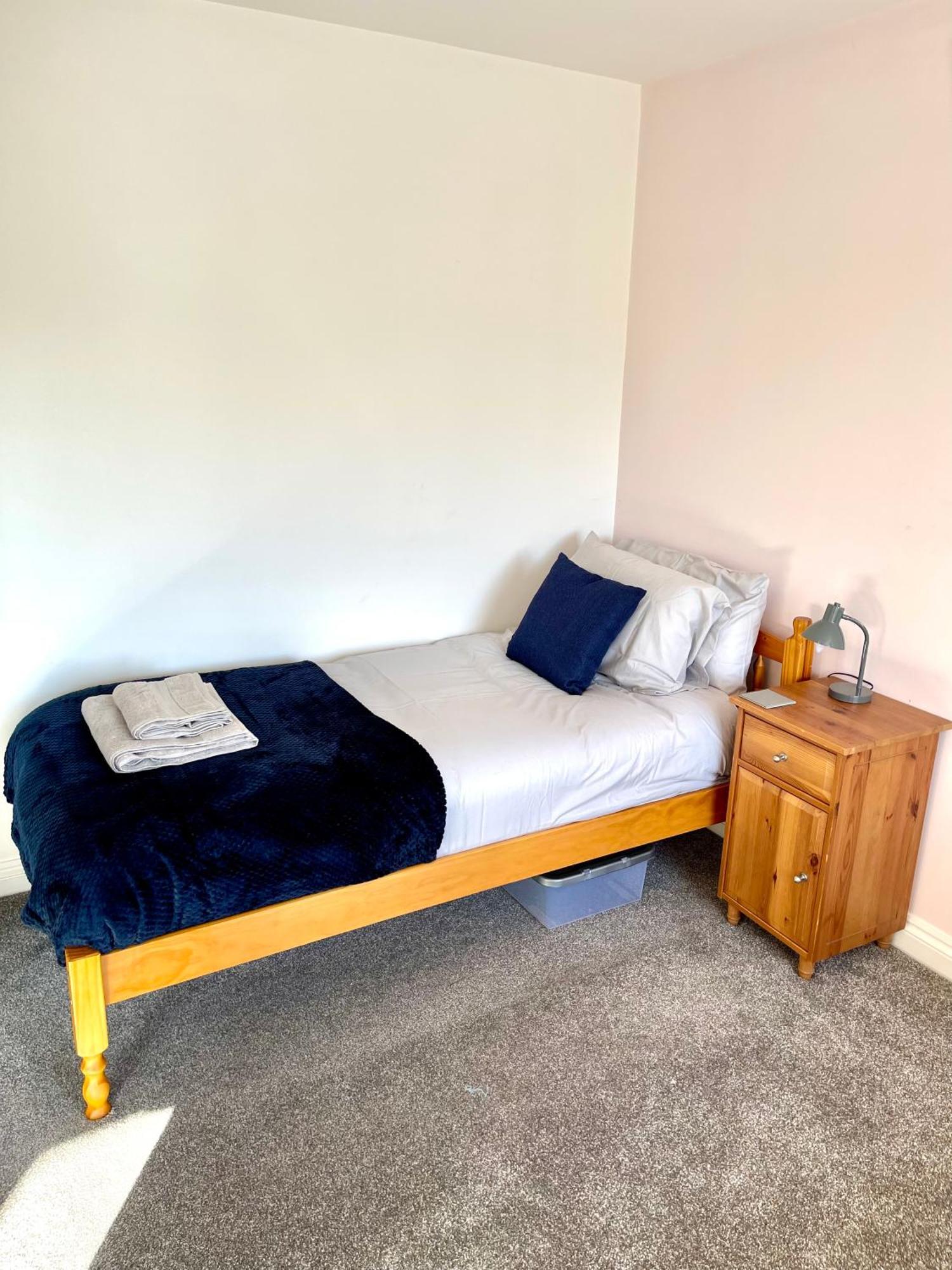 Large 5 Bed Detached House Near Stansted Airport With Parking For 2 Vehicles! Stansted Stays Станстед Маунтфитчет Екстериор снимка