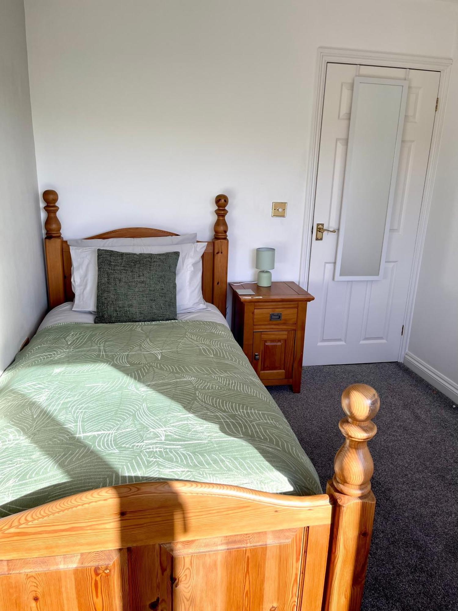 Large 5 Bed Detached House Near Stansted Airport With Parking For 2 Vehicles! Stansted Stays Станстед Маунтфитчет Екстериор снимка