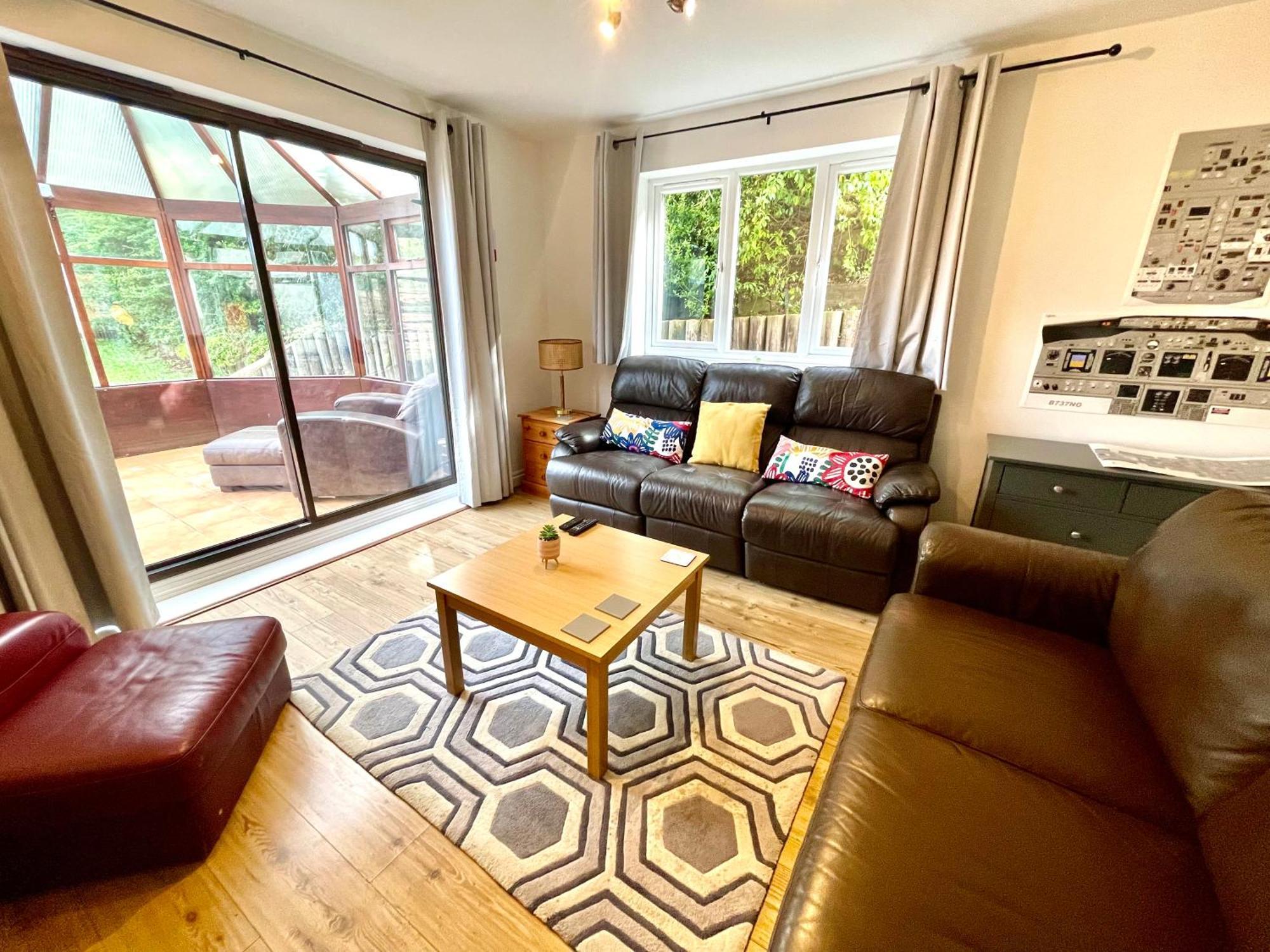 Large 5 Bed Detached House Near Stansted Airport With Parking For 2 Vehicles! Stansted Stays Станстед Маунтфитчет Екстериор снимка
