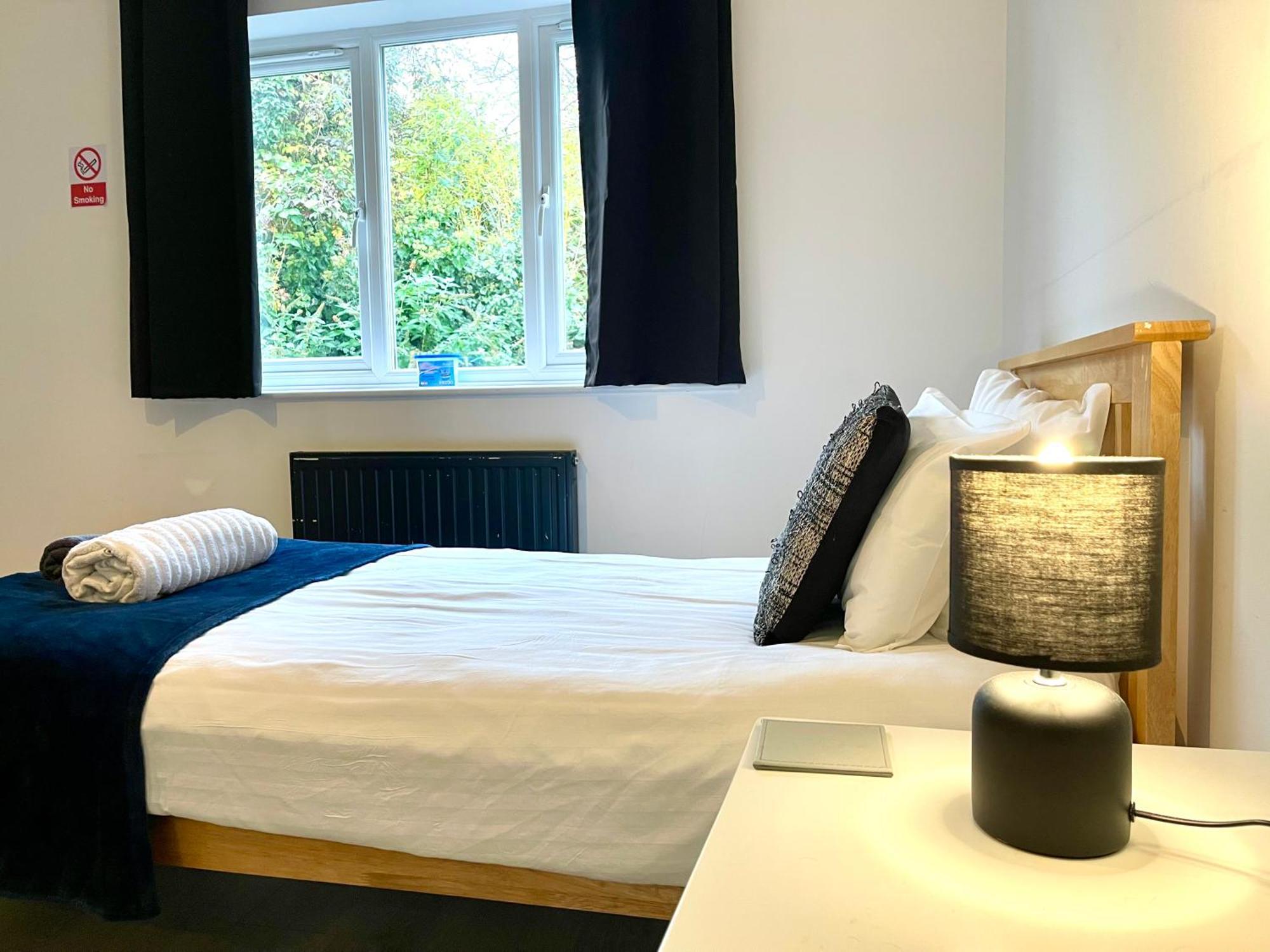 Large 5 Bed Detached House Near Stansted Airport With Parking For 2 Vehicles! Stansted Stays Станстед Маунтфитчет Екстериор снимка