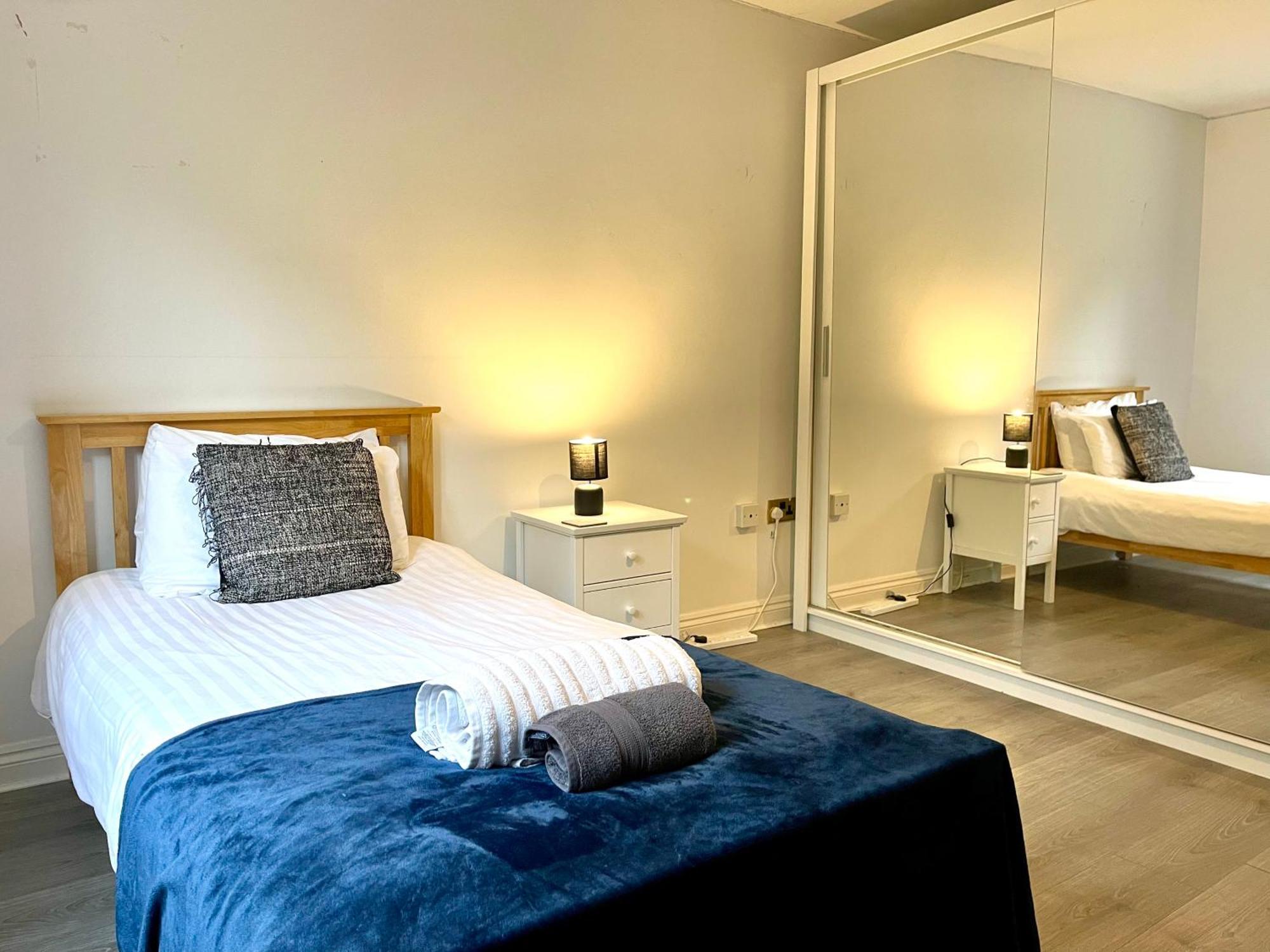 Large 5 Bed Detached House Near Stansted Airport With Parking For 2 Vehicles! Stansted Stays Станстед Маунтфитчет Екстериор снимка